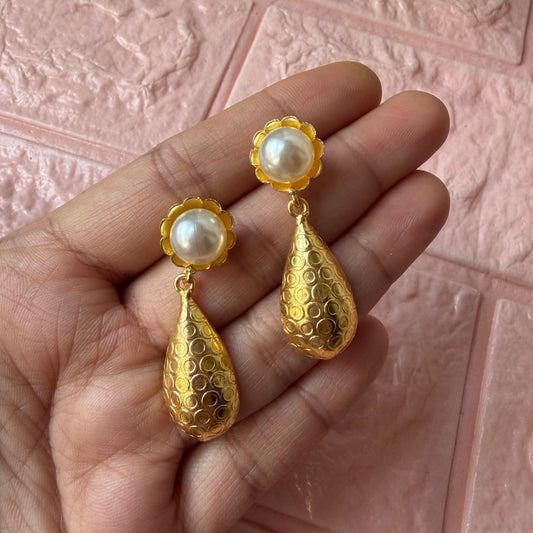 Drop Pearl earrings