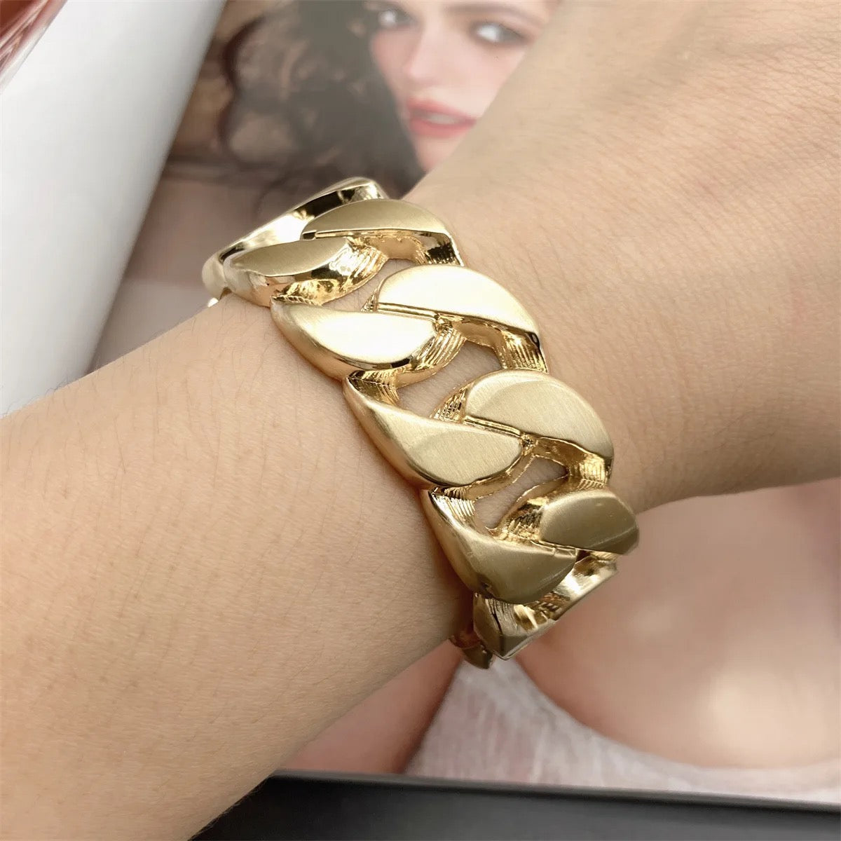 Crissal Hand Cuff