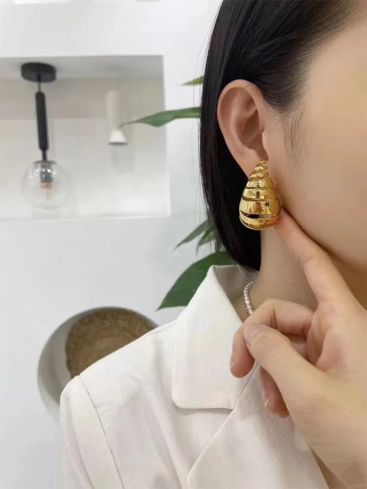 Monica Drop Earrings - Golden