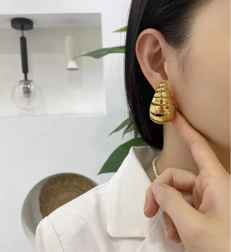 Monica Drop Earrings - Golden