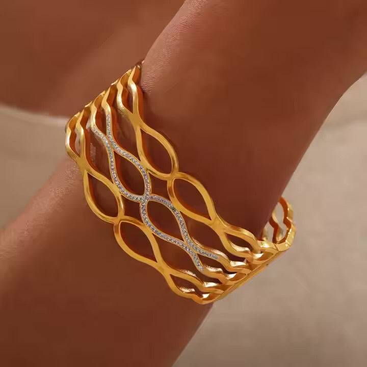 Wave Hand Cuff